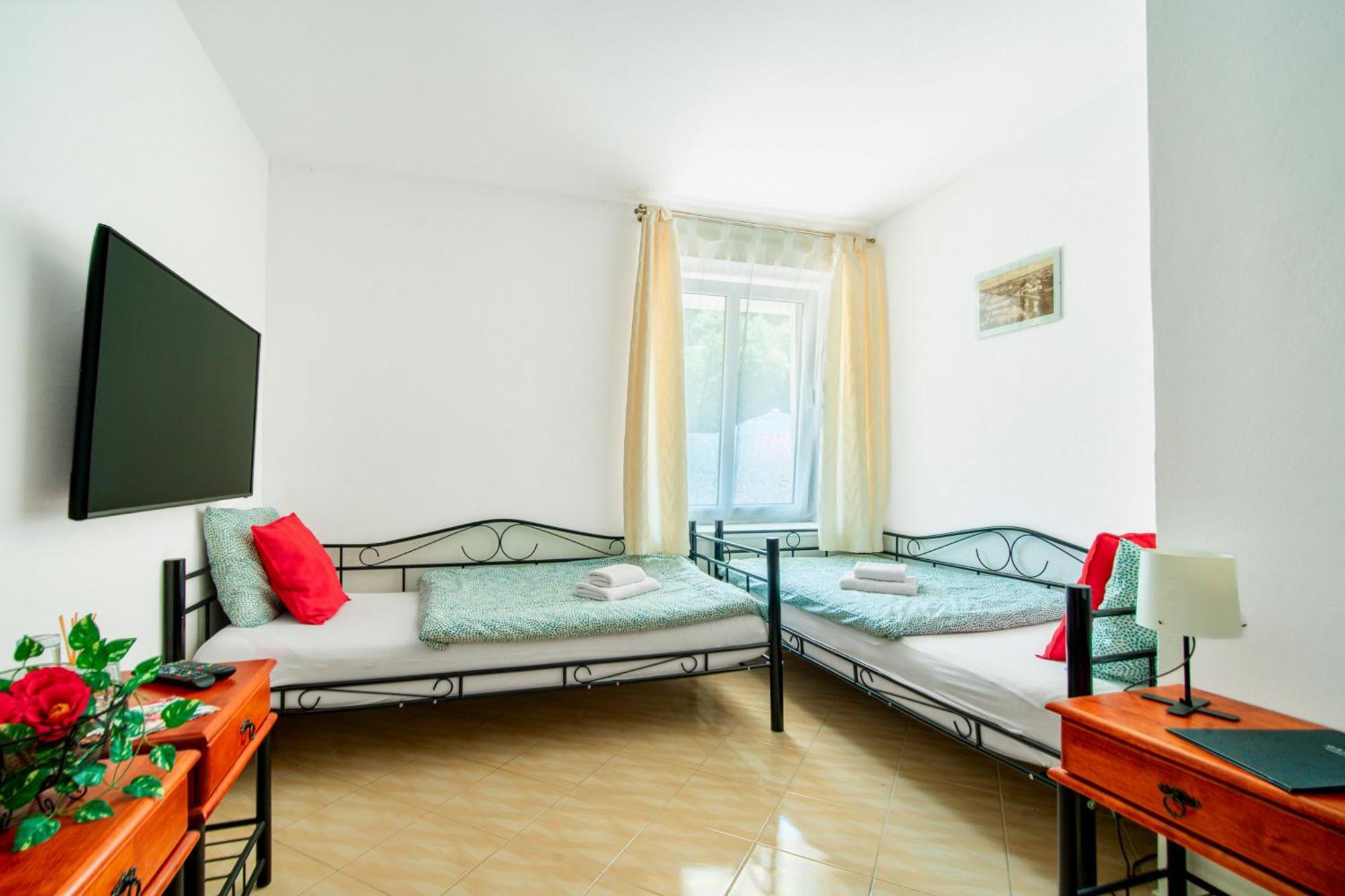 Hotel Ostende Chocerady Ngoại thất bức ảnh
