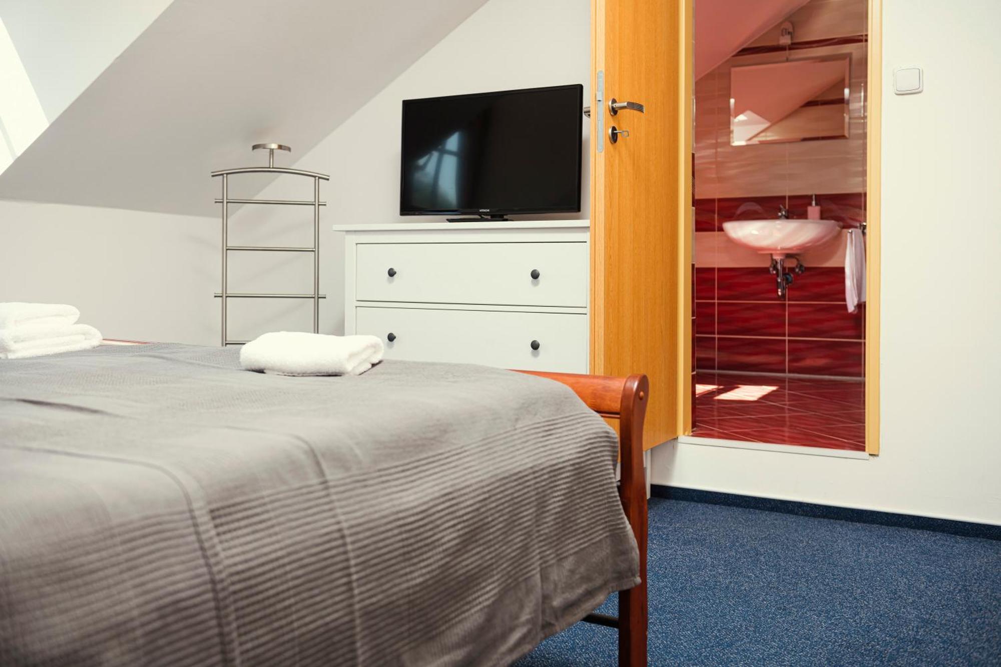 Hotel Ostende Chocerady Ngoại thất bức ảnh