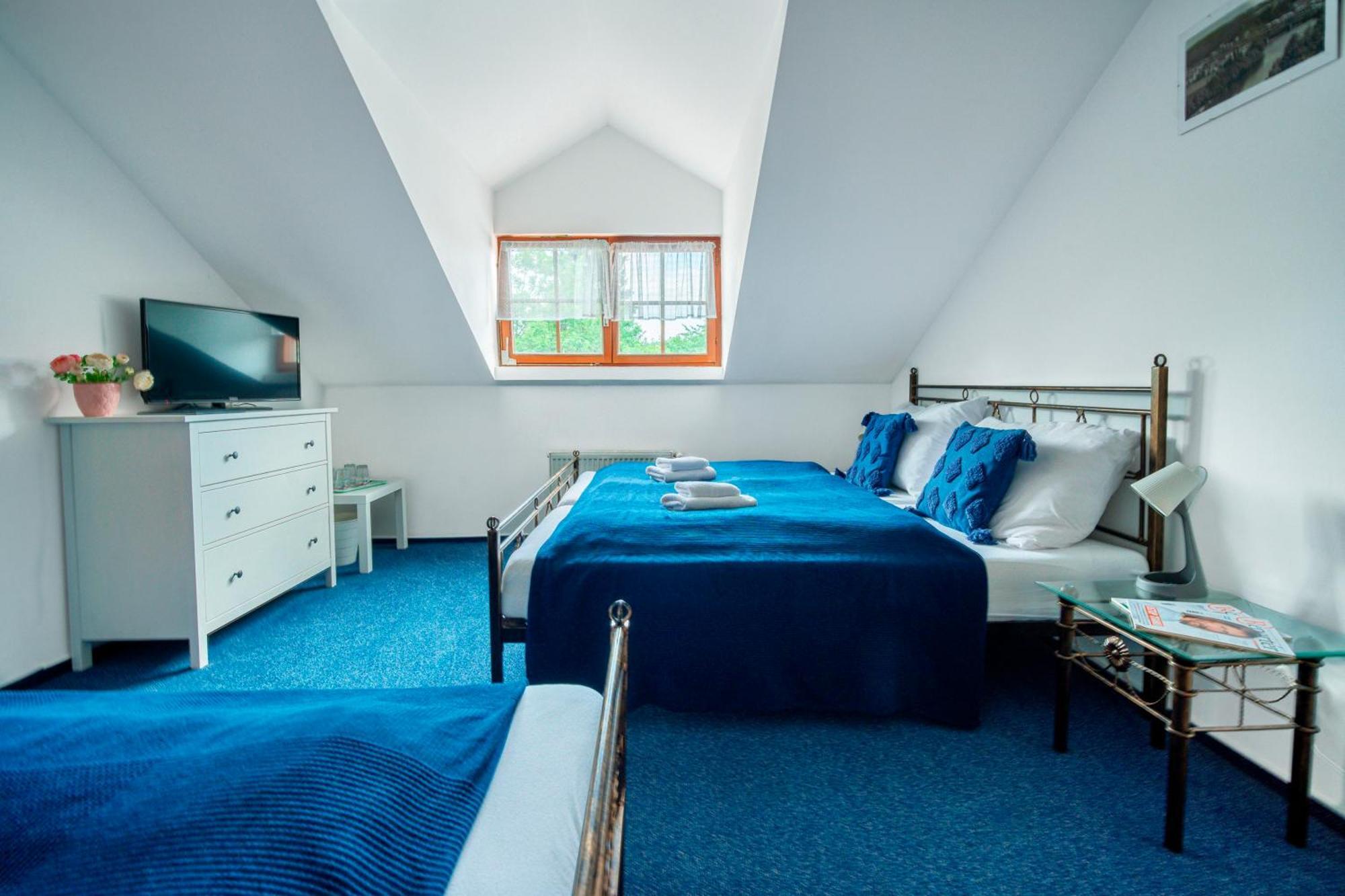 Hotel Ostende Chocerady Ngoại thất bức ảnh