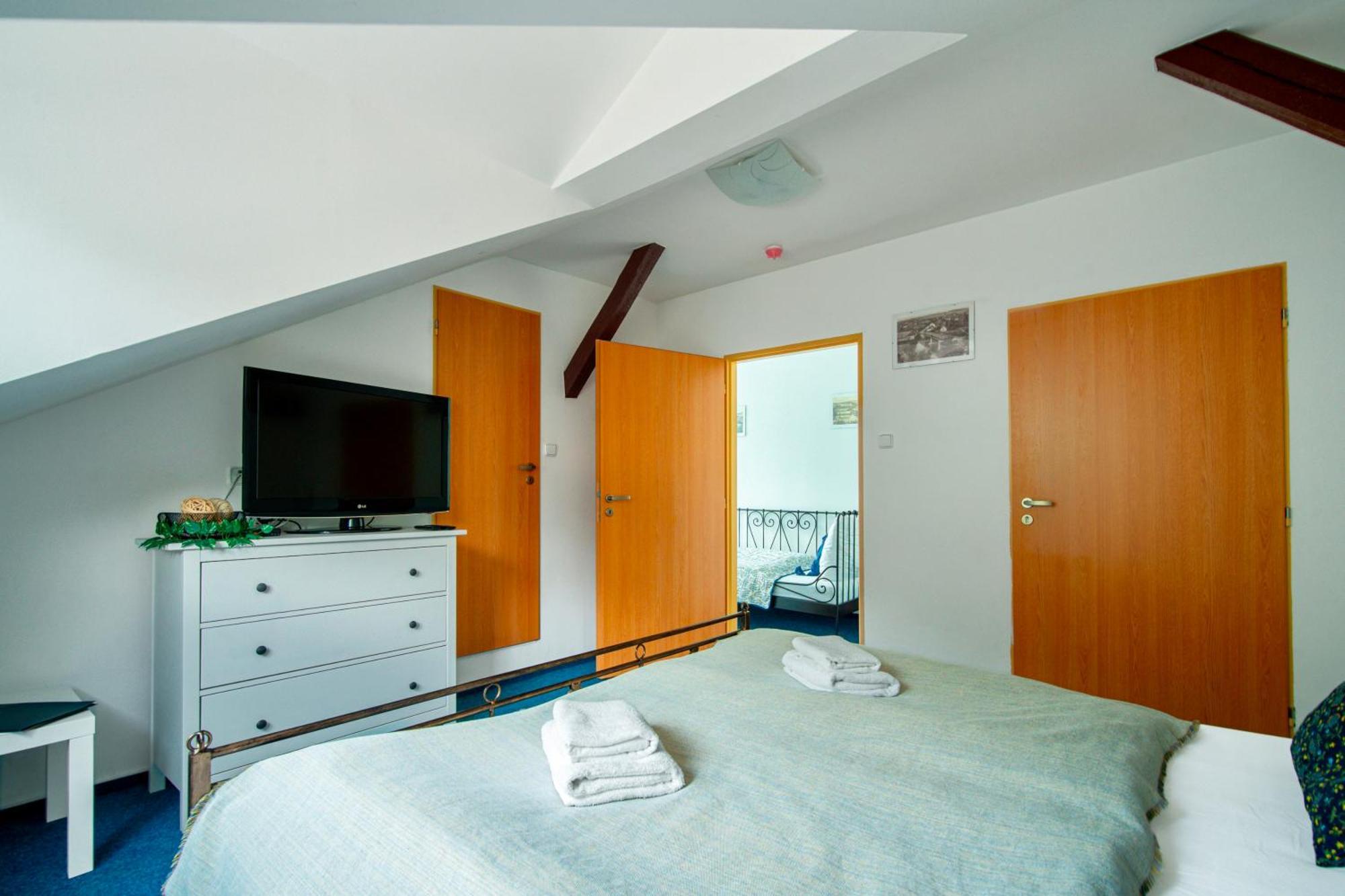 Hotel Ostende Chocerady Ngoại thất bức ảnh